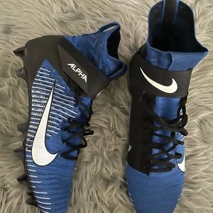 Nike Alpha Menace Elite 2 Flyknit Football Cleats